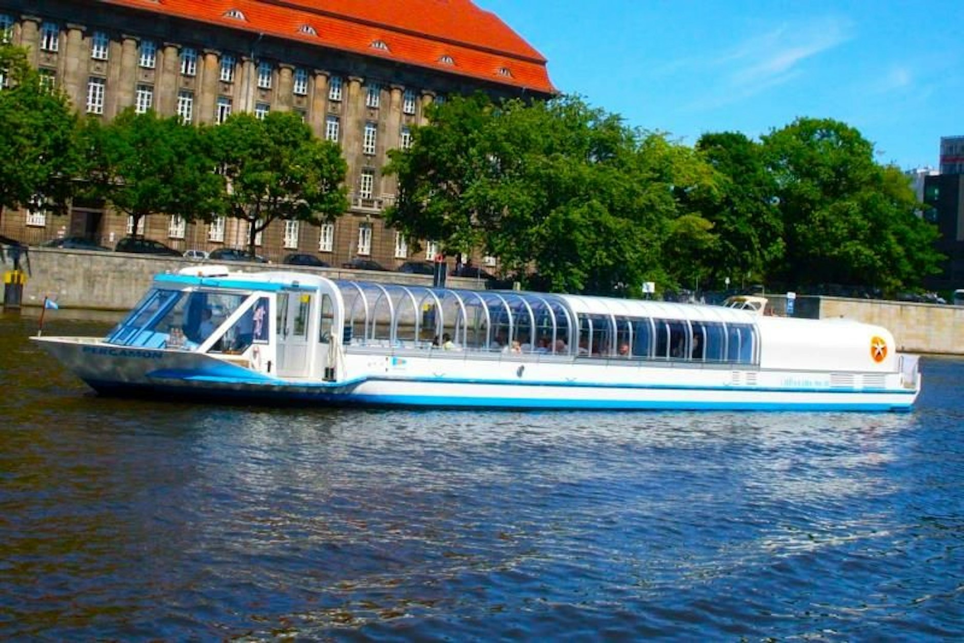 Das Charter-Schiff „MS Pergamon“, auch bekannt als die kleine „Gläserne“, eignet sich ideal für Firmenevents. Das Panoramadach ermöglicht einen Rundumblick auf die Hauptstadt.&nbsp;