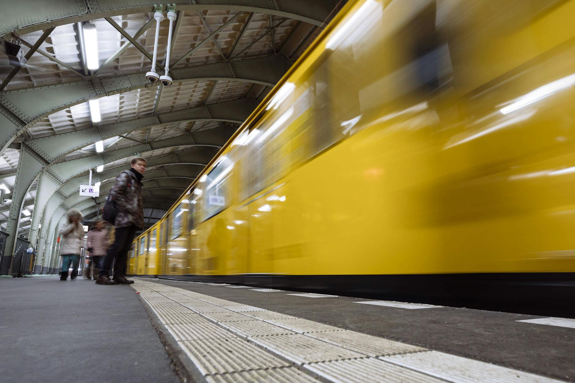 Eine U-Bahn fährt ein: Alltagsszene im U-Bahnhof Hallesches Tor. Mit dem Berlin-Abo, dem neuen 29-Euro-Ticket, wird es billiger, den Nahverkehr der Hauptstadt zu nutzen. Aber es gibt Kritik.
