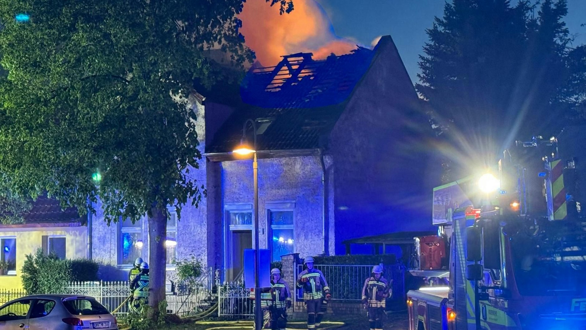 In Hohen Neundorf ging mit einem lauten Knall in der Nacht zu Montag ein Einfamilienhaus in Flammen auf.