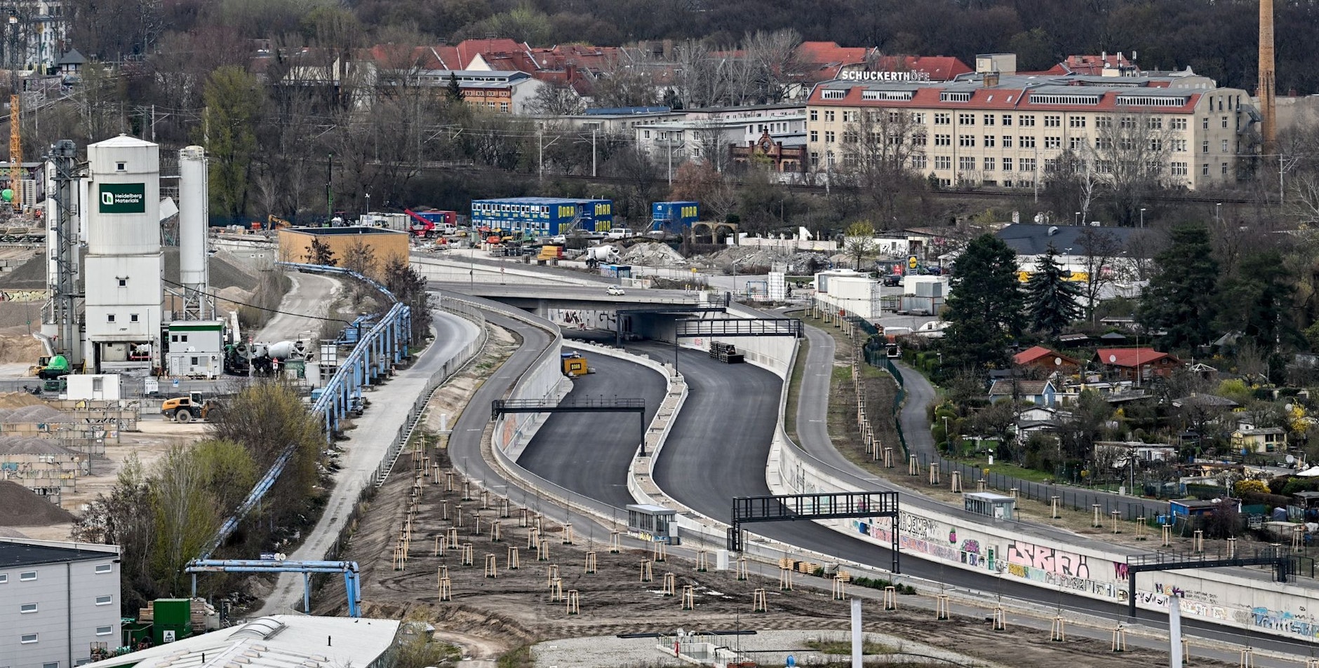 ARCHIV - Baustelle der Berliner Stadtautobahn A100.  