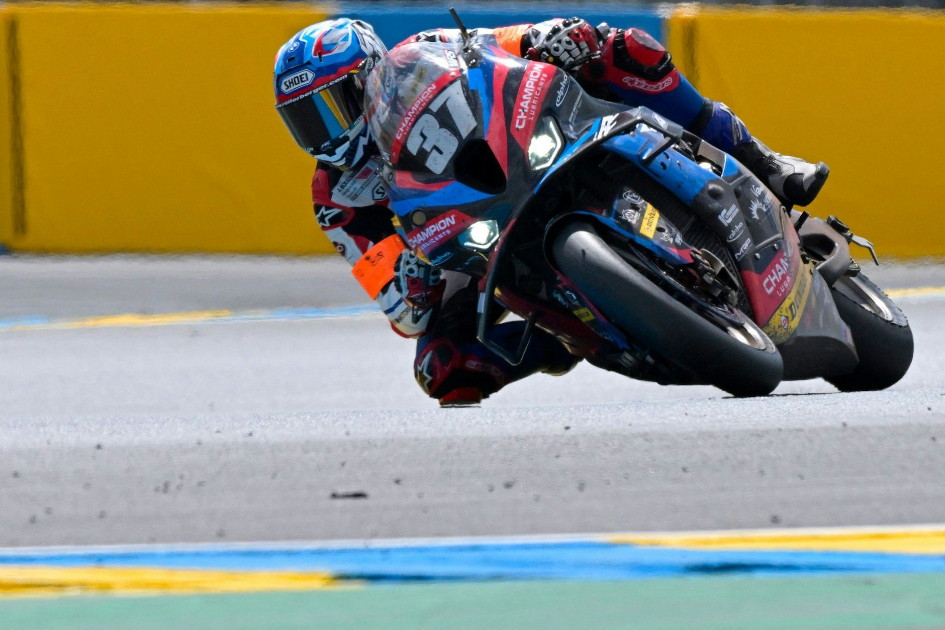Hier ist Durchhaltevermögen gefragt: Der deutsche Fahrer Markus Reiterberger nimmt mit seiner BMW M 1000 RR am 47. 24-Stunden-Rennen in Le Mans in Frankreich teil.  