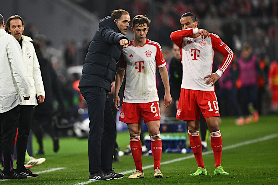 Bayern-Trainer Thomas Tuchel (l) spricht mit Joshua Kimmich (M) und Leroy Sané.  