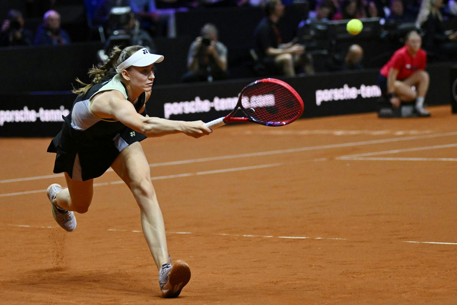 Jelena Rybakina gibt alles im Finale der WTA-Tour in Stuttgart gegen Marta Kostjuk und sichert sich ihren dritten Titel in diesem Jahr.