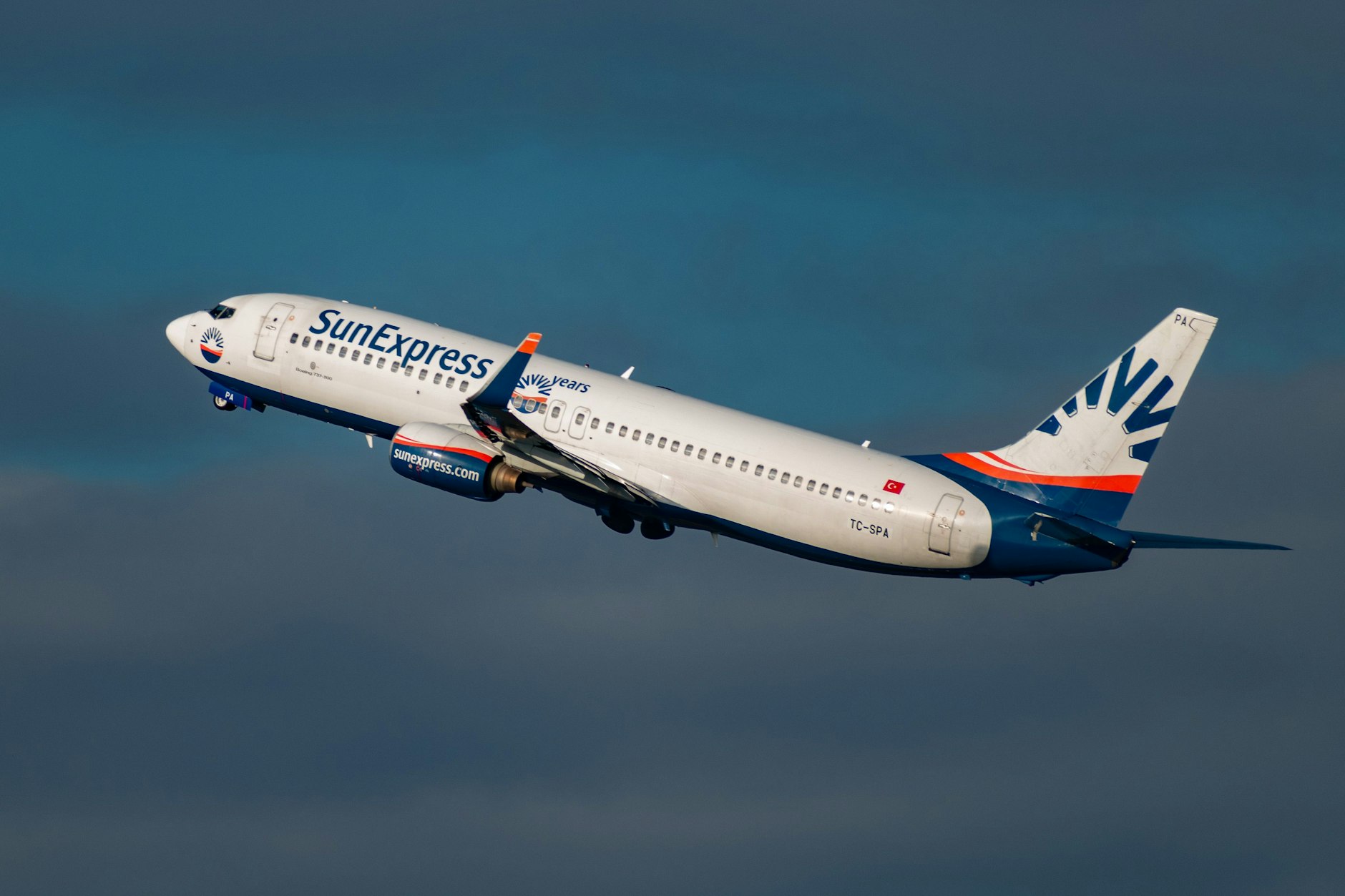Der Flieger von SunExpress hatte gerade erst abgehoben, da hatten die britischen Touristen den kompletten Alkoholvorrat schon leer getrunken. 