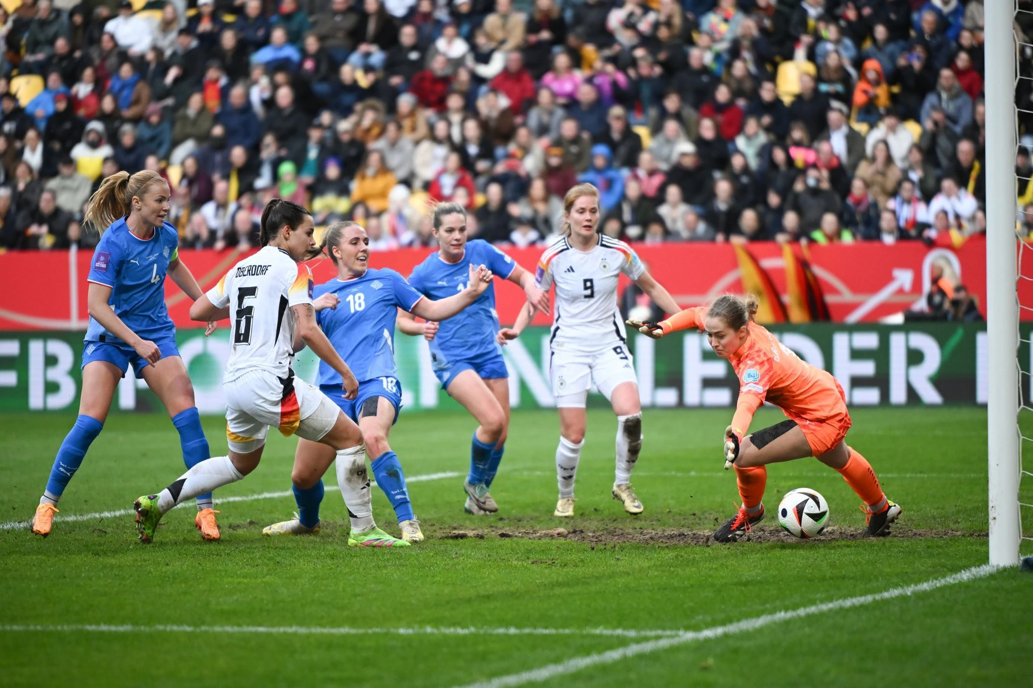 Lena Oberdorf (2.v.l.) erzielte noch vor der Pause das Tor zum 3:1-Endstand.  