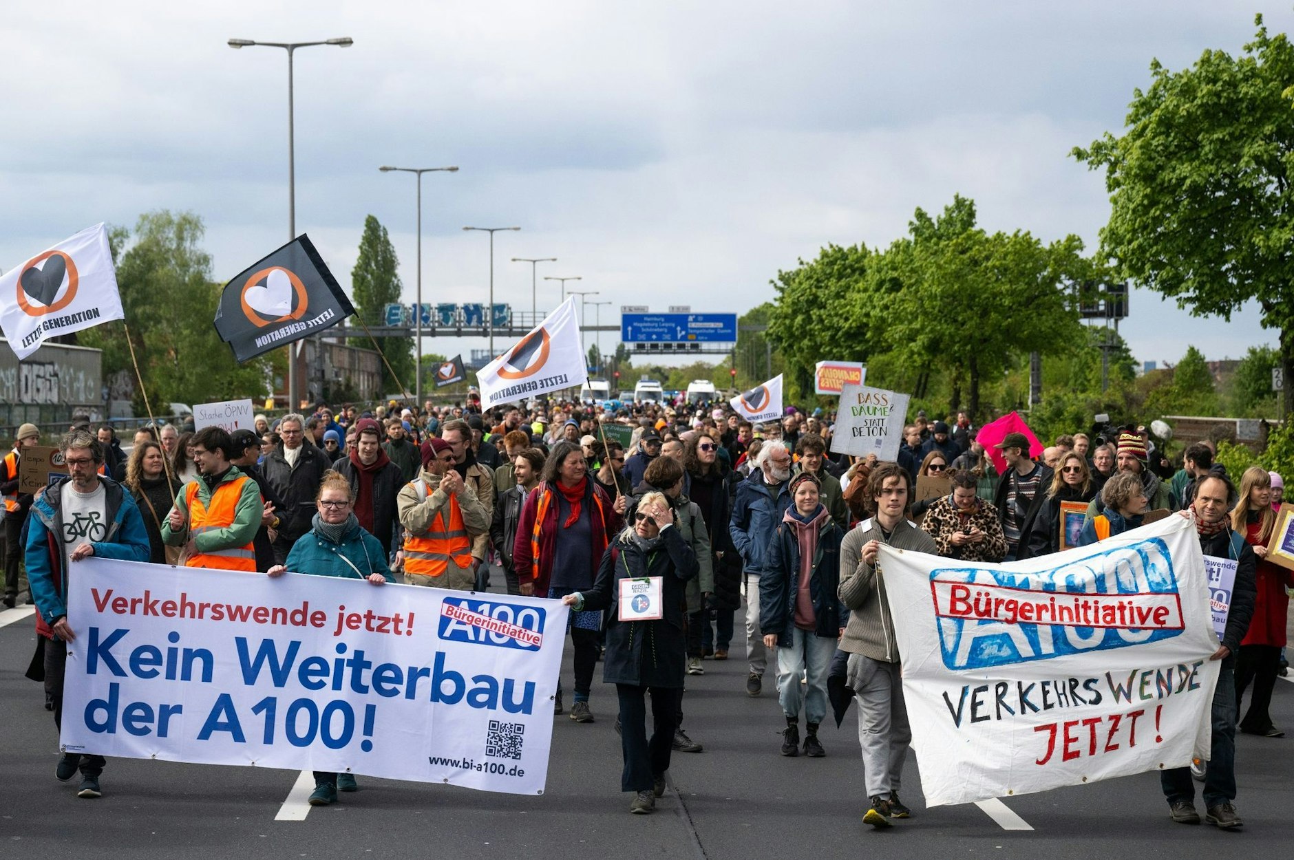 Teilnehmer einer Demonstration, die von Extinction Rebellion und der Letzten Generation organisiert wurde, setzen sich gegen den Weiterbau der A100 ein. Um das Klima zu schützen solle das Geld nicht in den Bau der Autobahn, sondern Stattdessen in den Bahn- und Radverkehr investiert werden, fordern die Gruppen.  