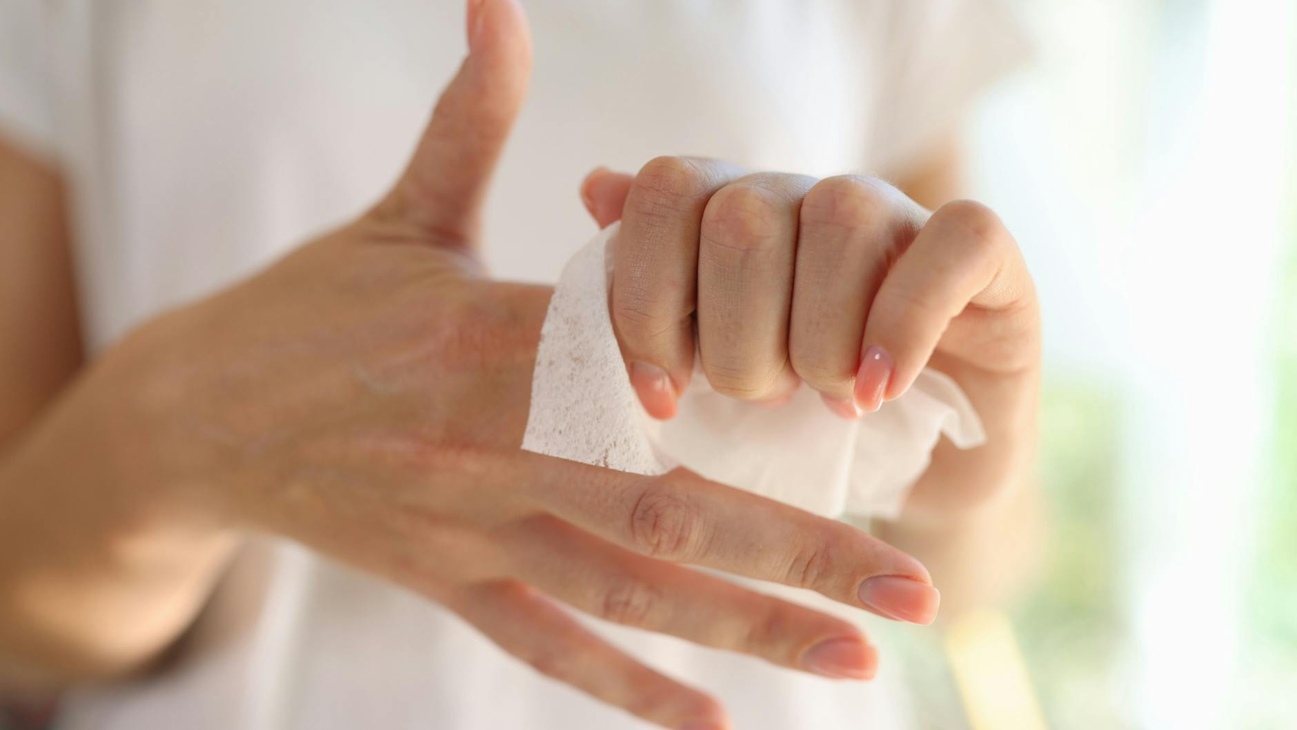 Auch wenn Feuchttücher als „biologisch abbaubar“ gekennzeichnet sind, sollte sie nicht in der Toilette oder im Biomüll entsorgt werden.