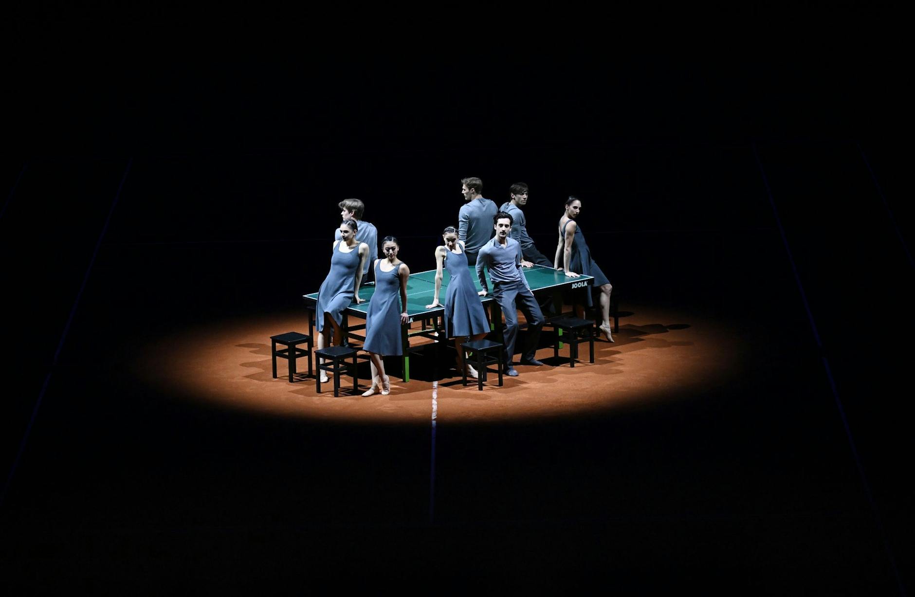 Beim Tennis-Turnier in Stuttgart stehen Jelena Rybakina (Kasachstan) und Marta Kostjuk (Ukraine) im Finale. Die Mitglieder des Ensembles des Stuttgarter Baletts stimmen darauf ein.