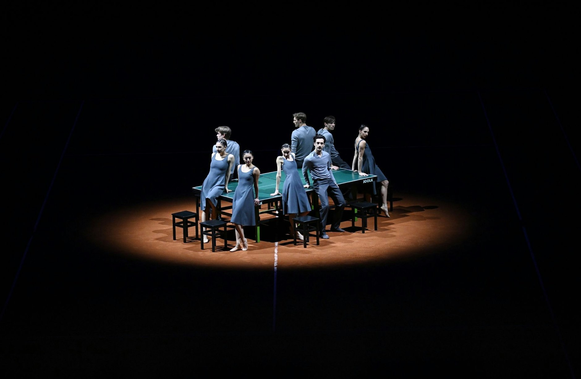 Beim Tennis-Turnier in Stuttgart stehen Jelena Rybakina (Kasachstan) und Marta Kostjuk (Ukraine) im Finale. Die Mitglieder des Ensembles des Stuttgarter Baletts stimmen darauf ein.  