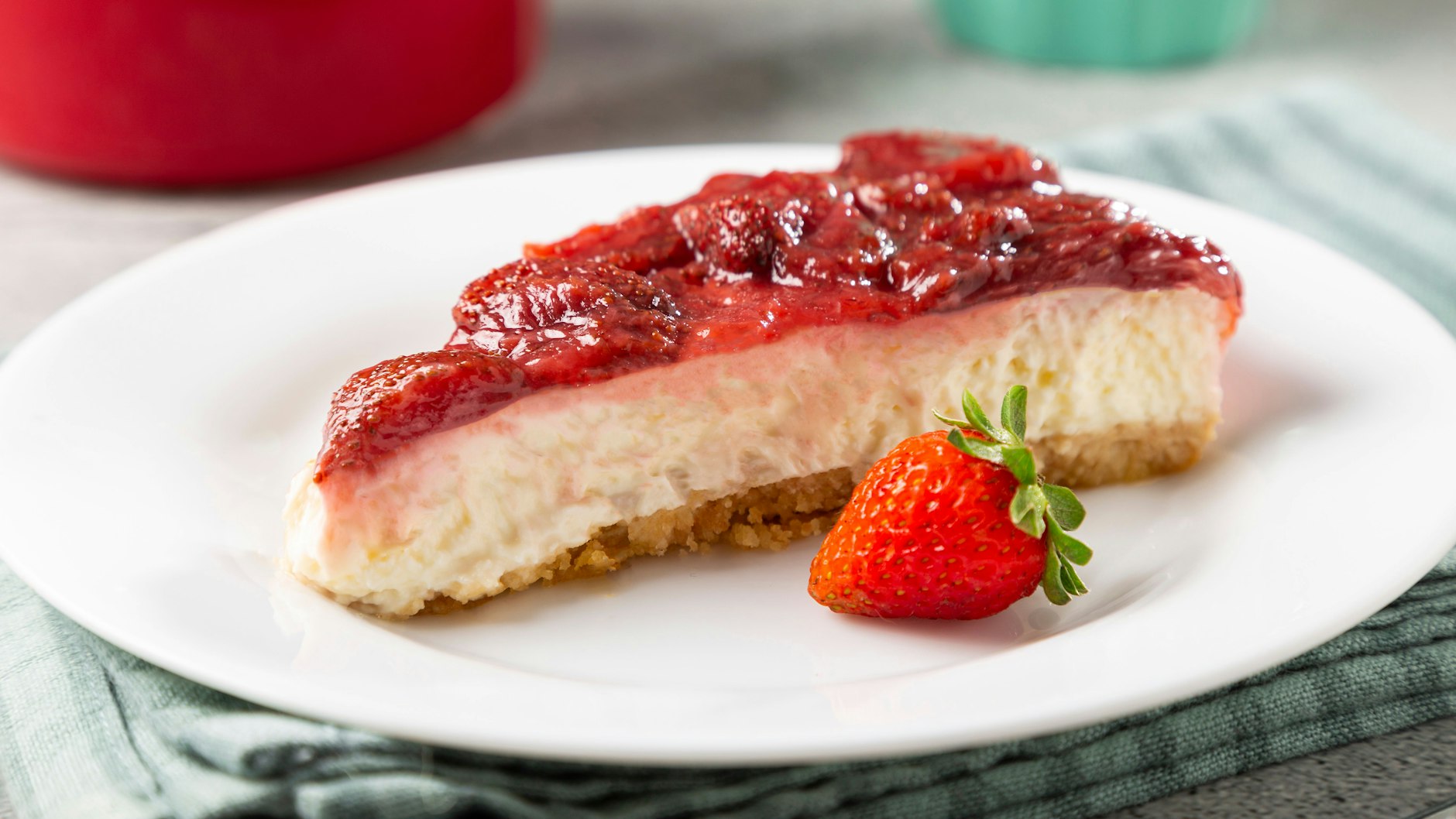 Statt eines pürierten Fruchtspiegels kann man die Erdbeeren auch in Stückchen aufkochen und über die Torte geben.&nbsp;