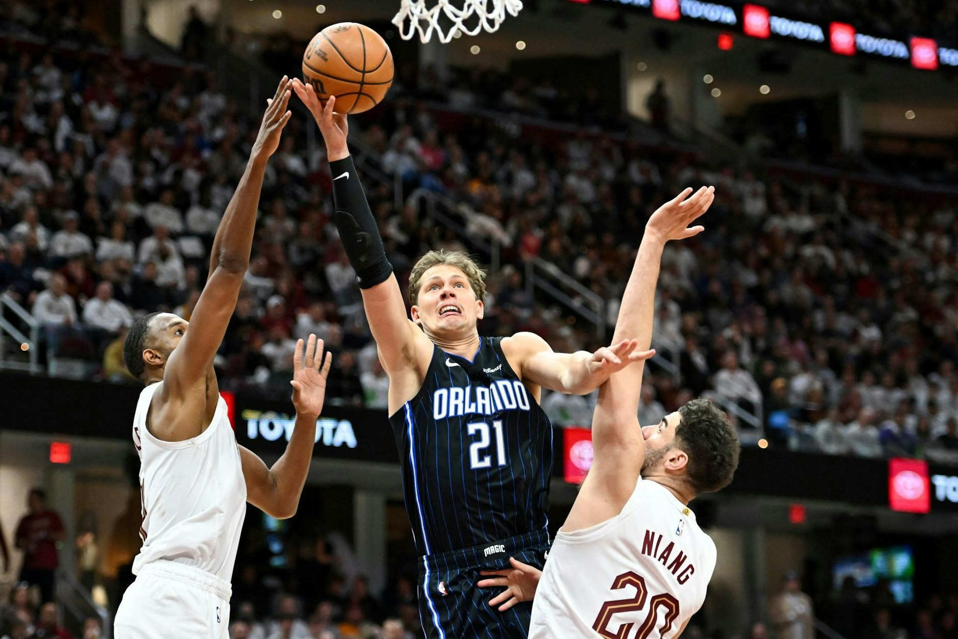 dpatopbilder - Moritz Wagner (M) von den Orlando Magic versucht beim Spiel gegen die Cleveland Cavaliers an den Ball zu kommen.  