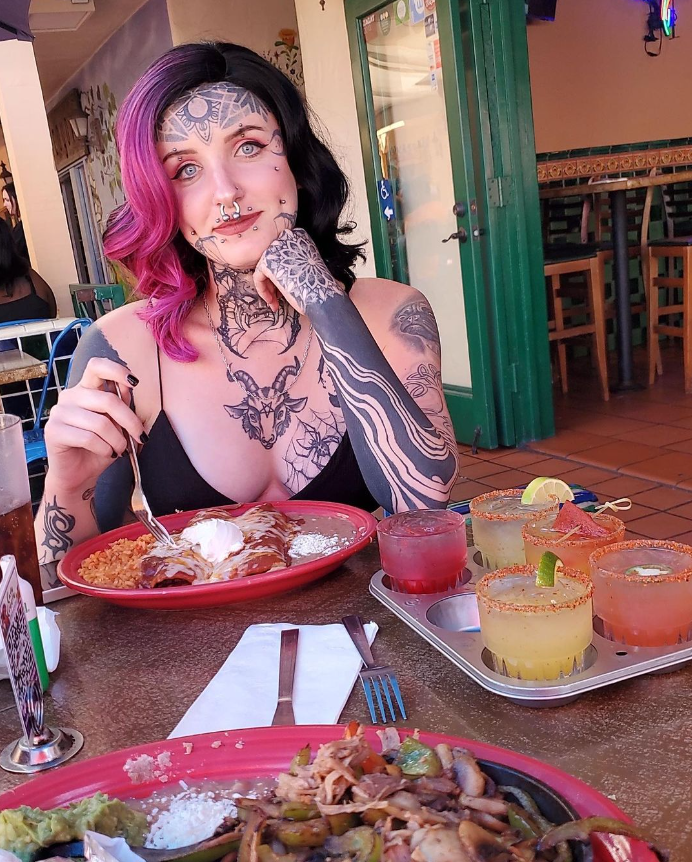 Frau glaubt, dass Warenhaus ihr wegen Tattoos Job verweigert