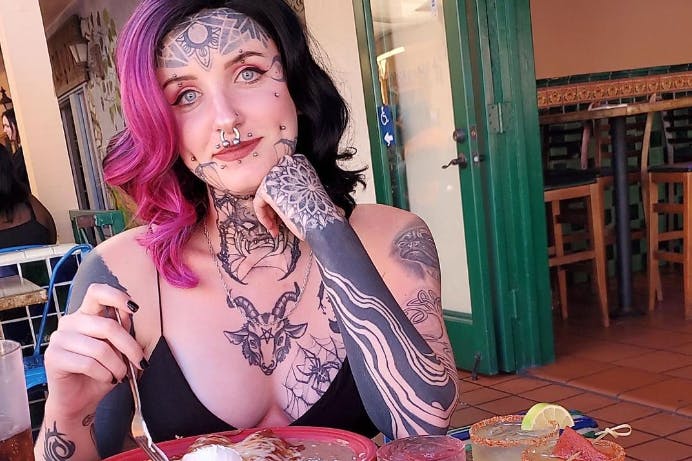 Ash Putnam denkt, dass sie eine Jobabsage wegen der Tattoos in ihrem Gesicht bekam.