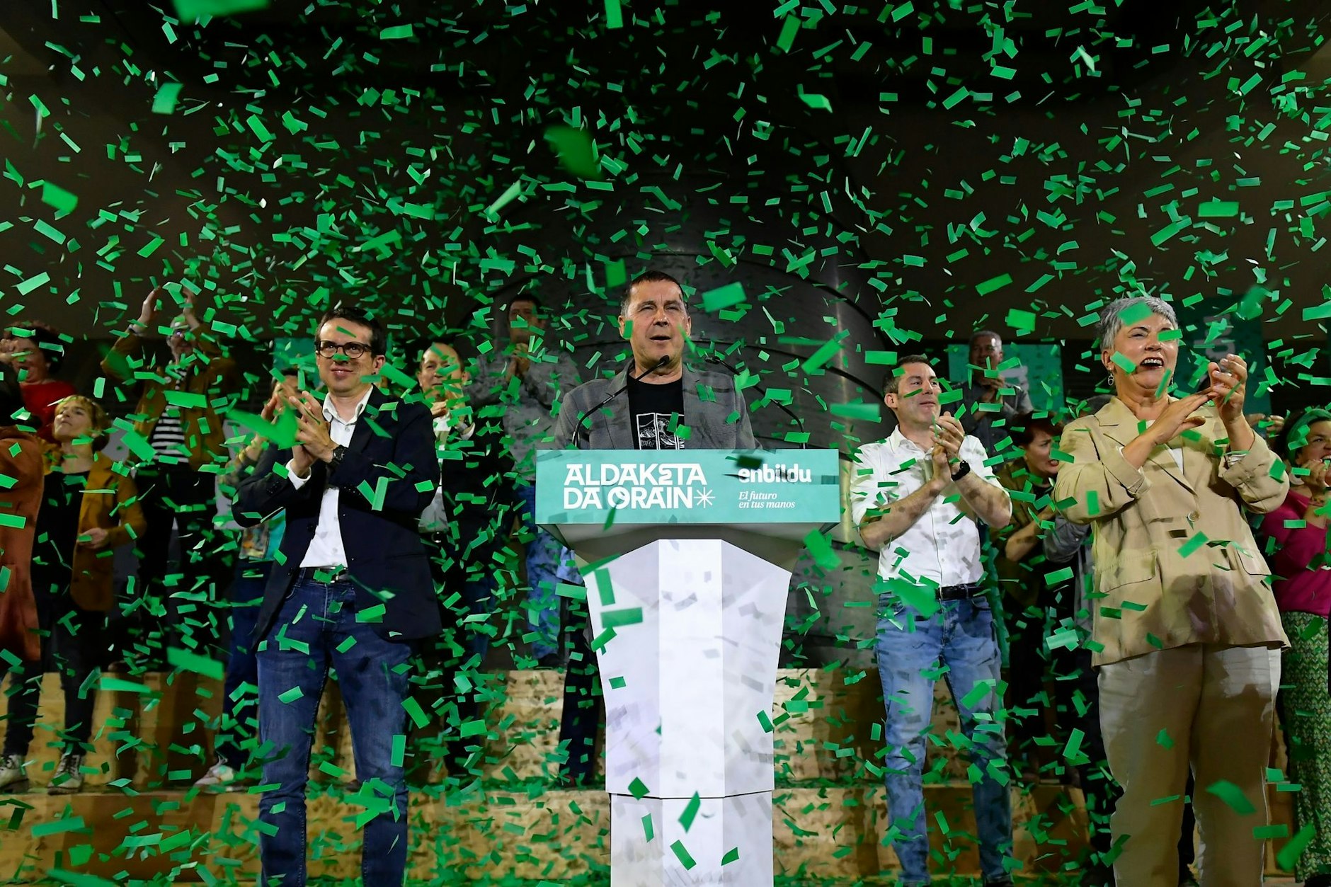 Mitglieder der baskischen Partei EH Bildu feiern in Bilbao die Wahlergebnisse der baskischen Regionalwahlen.