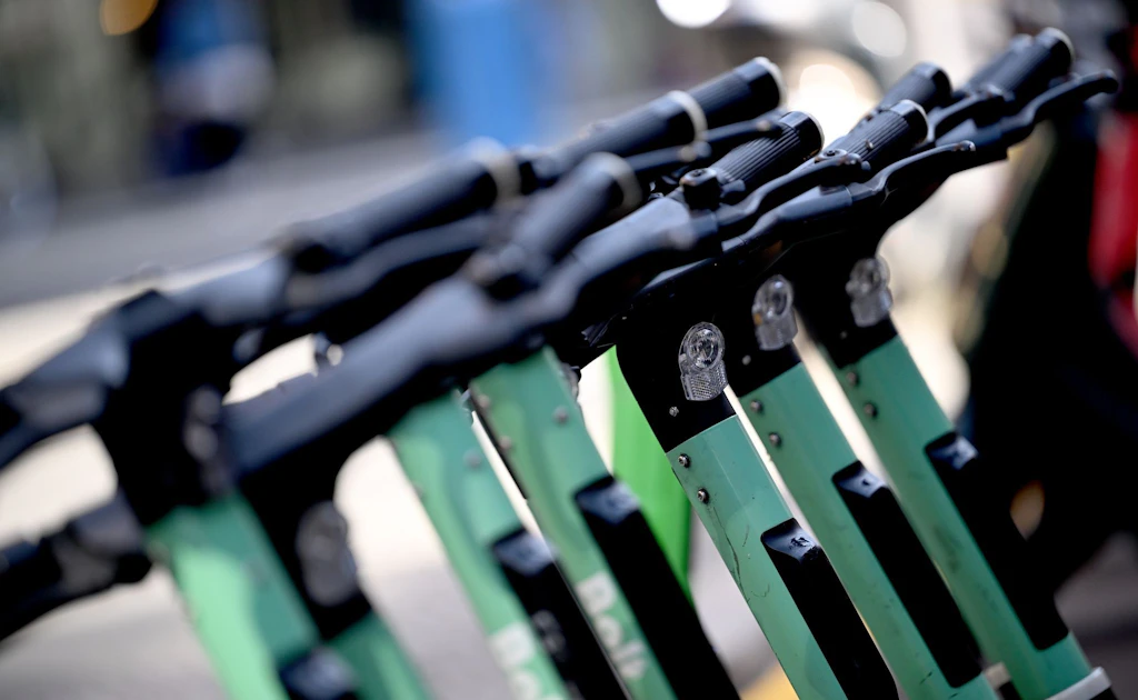 Sicherheitsbedenken: BVG verbietet E-Scooter in Bussen, Bahnen und auf Bahnhöfen