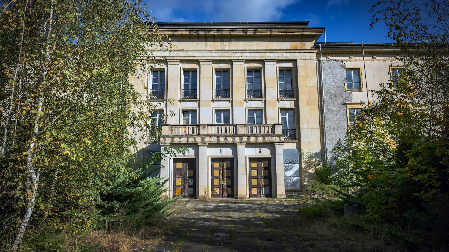Häuser im Zuckerbäckerstil beherbergten Wohnheime der FDJ-Kaderschmiede.