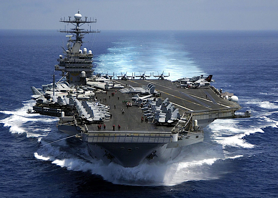 ARCHIV - Einer der größten US-amerikanischen Flugzeugträger ist auf hoher See unterwegs. Die weltweiten Militärausgaben haben 2023 erneut einen Höchststand erreicht.  /dpa