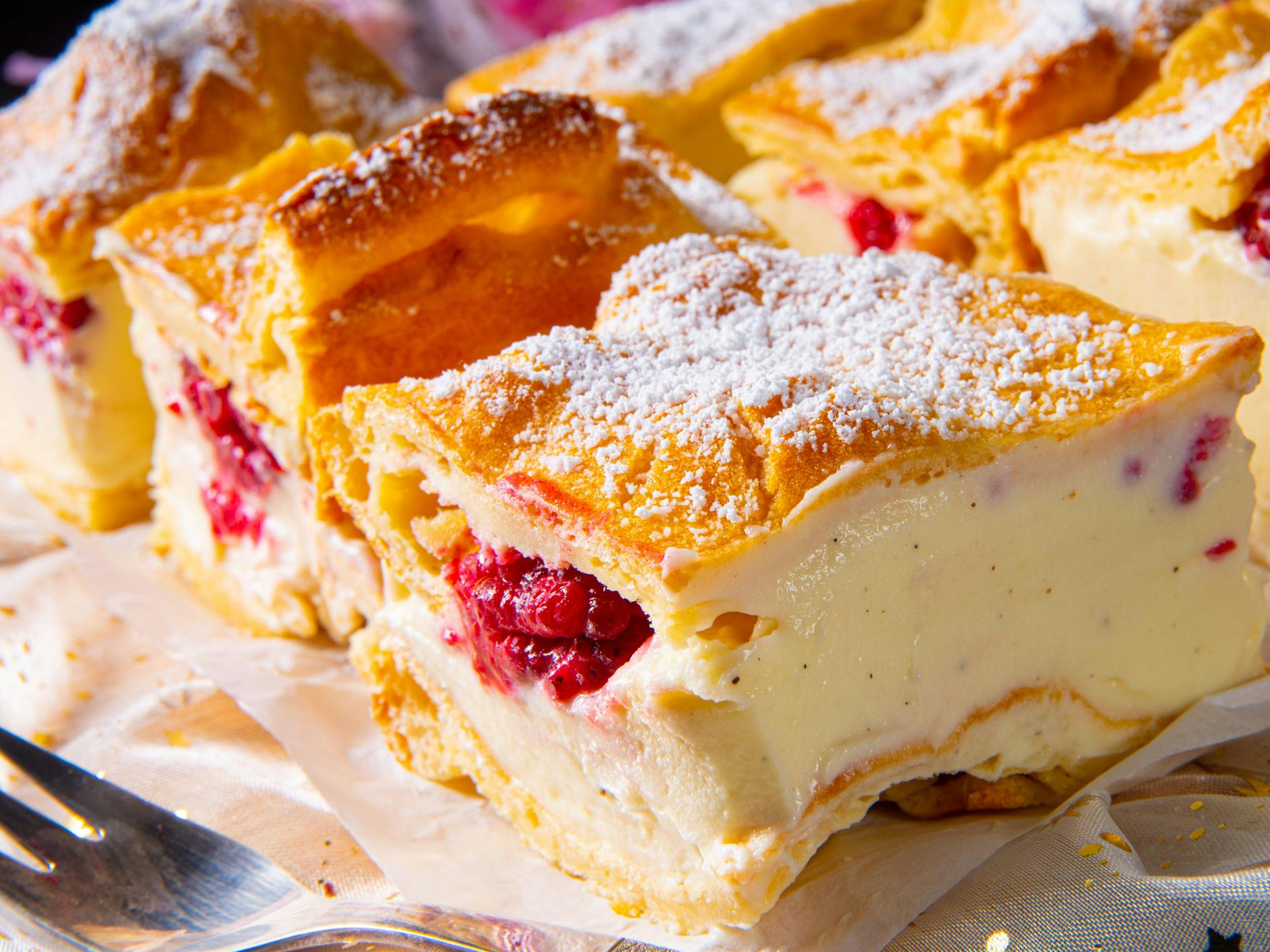 Vor allem die dicke Puddingcreme-Schicht ist ein Fest für Naschkatzen - wie man den köstlichen Karpatka macht, lesen Sie im Rezept.
