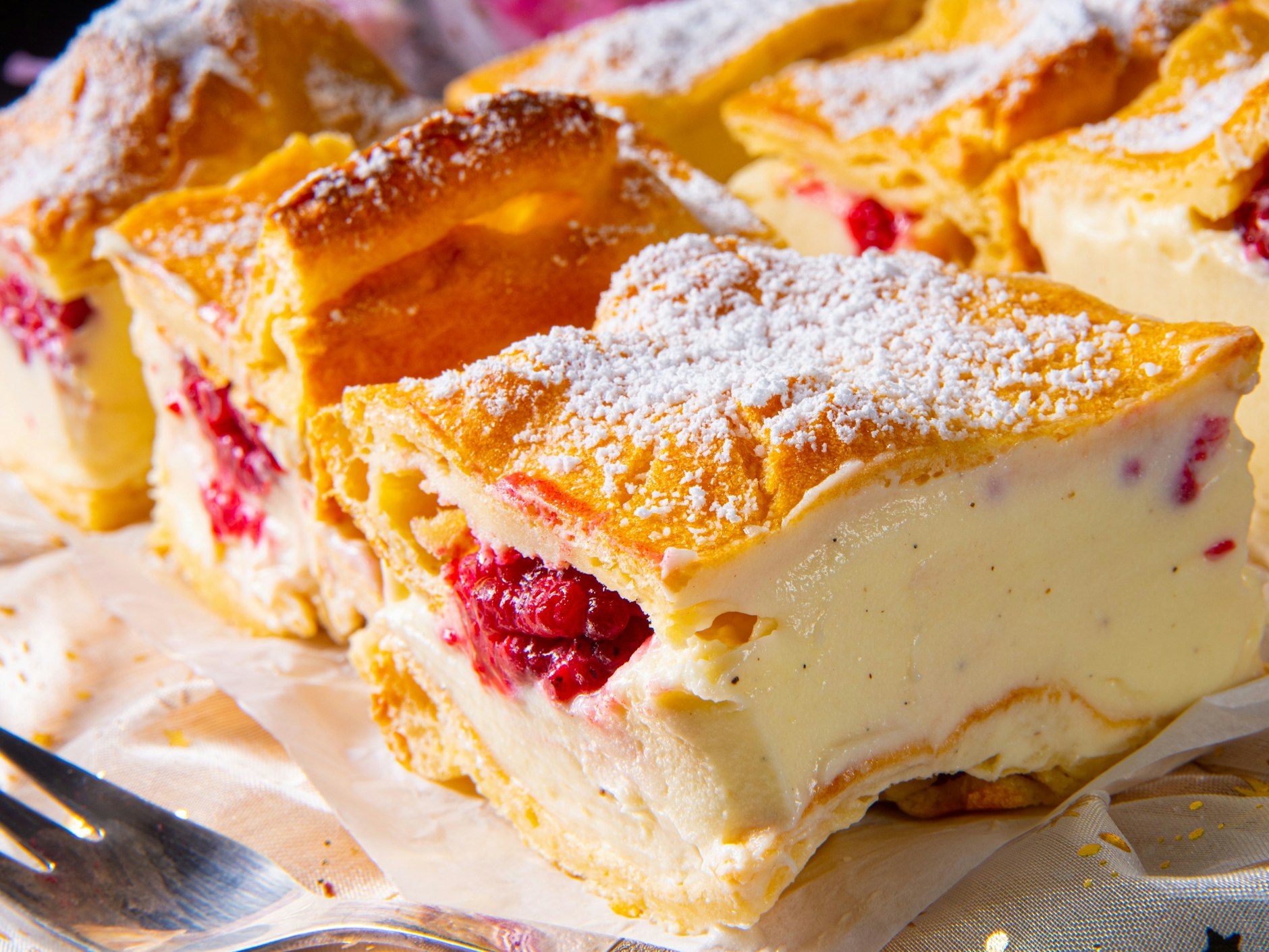 Vor allem die dicke Puddingcreme-Schicht ist ein Fest für Naschkatzen - wie man den köstlichen Karpatka macht, lesen Sie im Rezept.