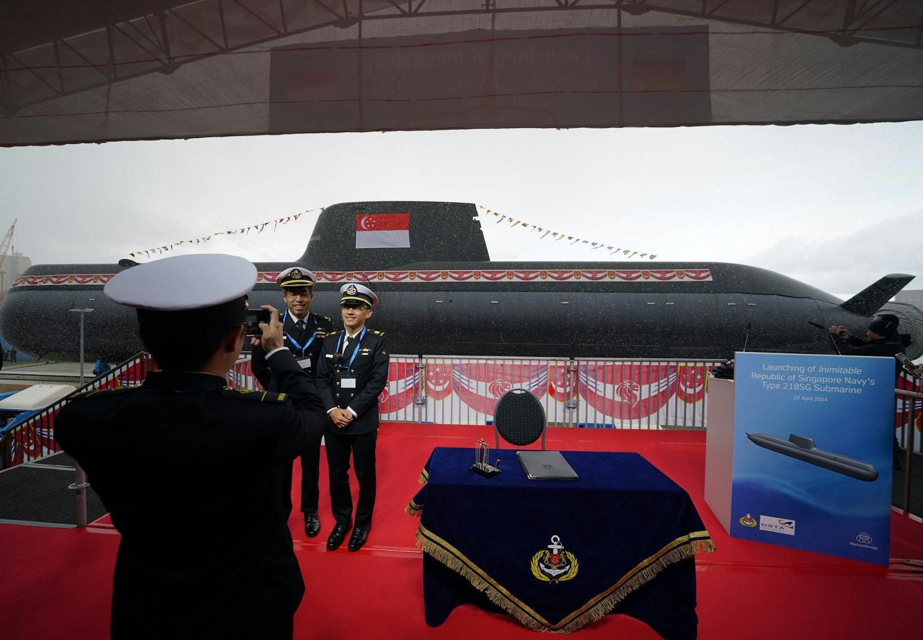 dpatopbilder - Marinesoldaten aus Singapur fotografieren sich vor einem U-Boot vom Typ 218SG auf einem Kieler Werftgelände. Dieses U-Boot ist das letzte von vier U-Booten dieser Baureihe, die Thyssenkrupp Marine Systems für die Republik Singapur gebaut hat.  