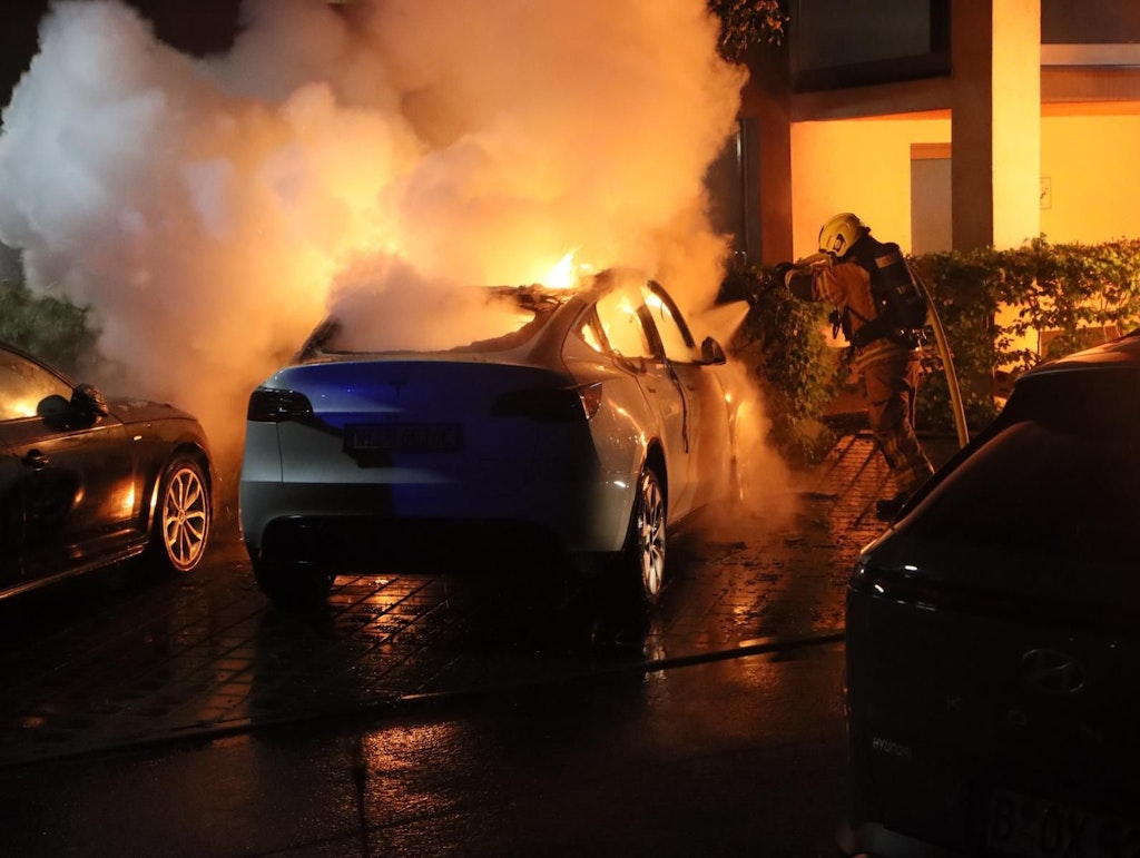 Anschläge auf Autos in Berlin nehmen zu Brandstifter treiben ihr Unwesen Sind Teslas
