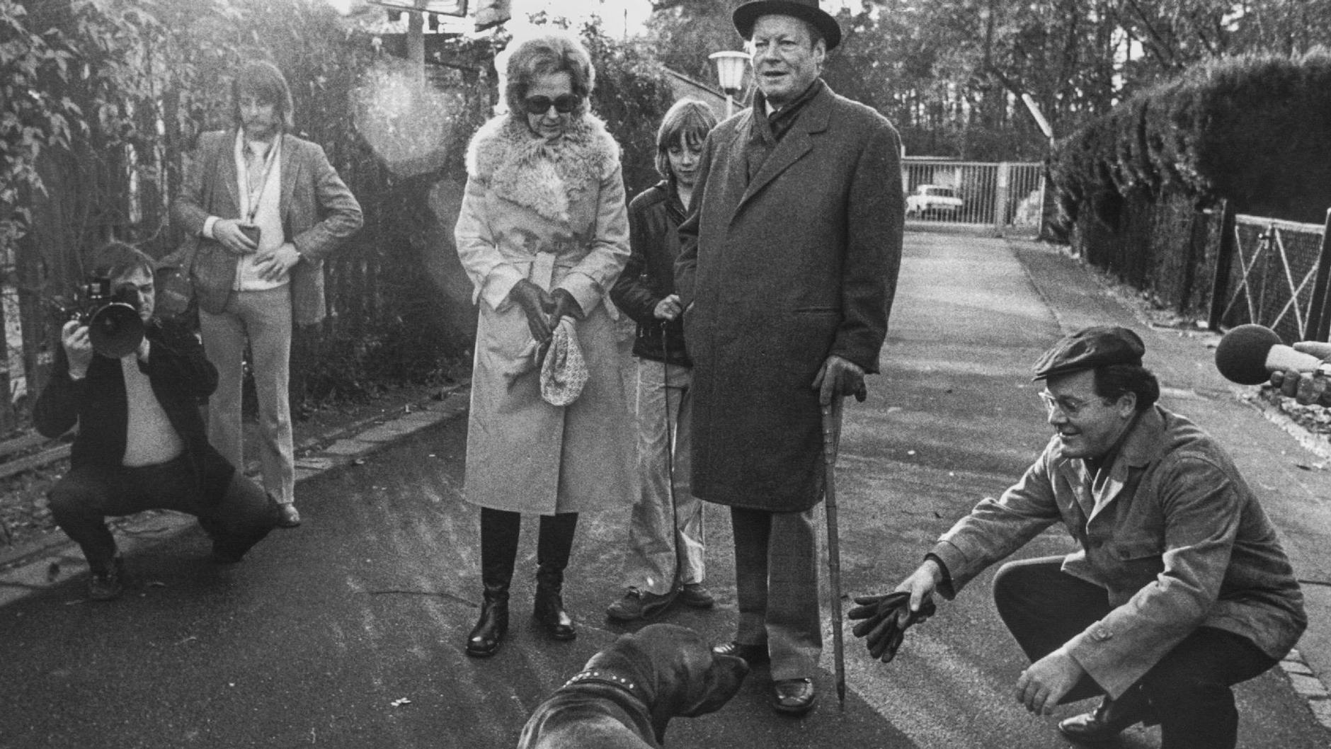 Willy Brandt mit Sohn Matthias und Ehefrau Rut bei einem Sonntagsspaziergang, Günter Guillaume spielt mit dem Hund.