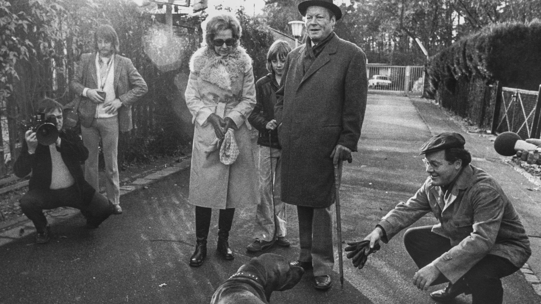 Willy Brandt mit Sohn Matthias und Ehefrau Rut bei einem Sonntagsspaziergang, Günter Guillaume spielt mit dem Hund.