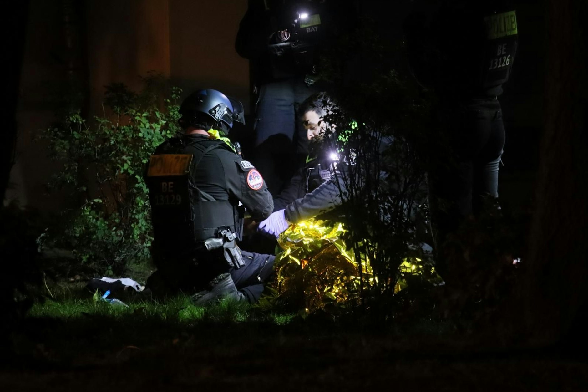 In Lichtenberg ist ein Mann vom Balkon gestürzt – das SEK rückte zu dem Einsatz an.