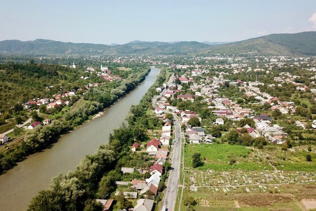 Laut rumänischen Behörden haben seit Kriegsbeginn mehr als 2000 Männer die Theiß überquert, um aus der Ukraine zu flüchten.