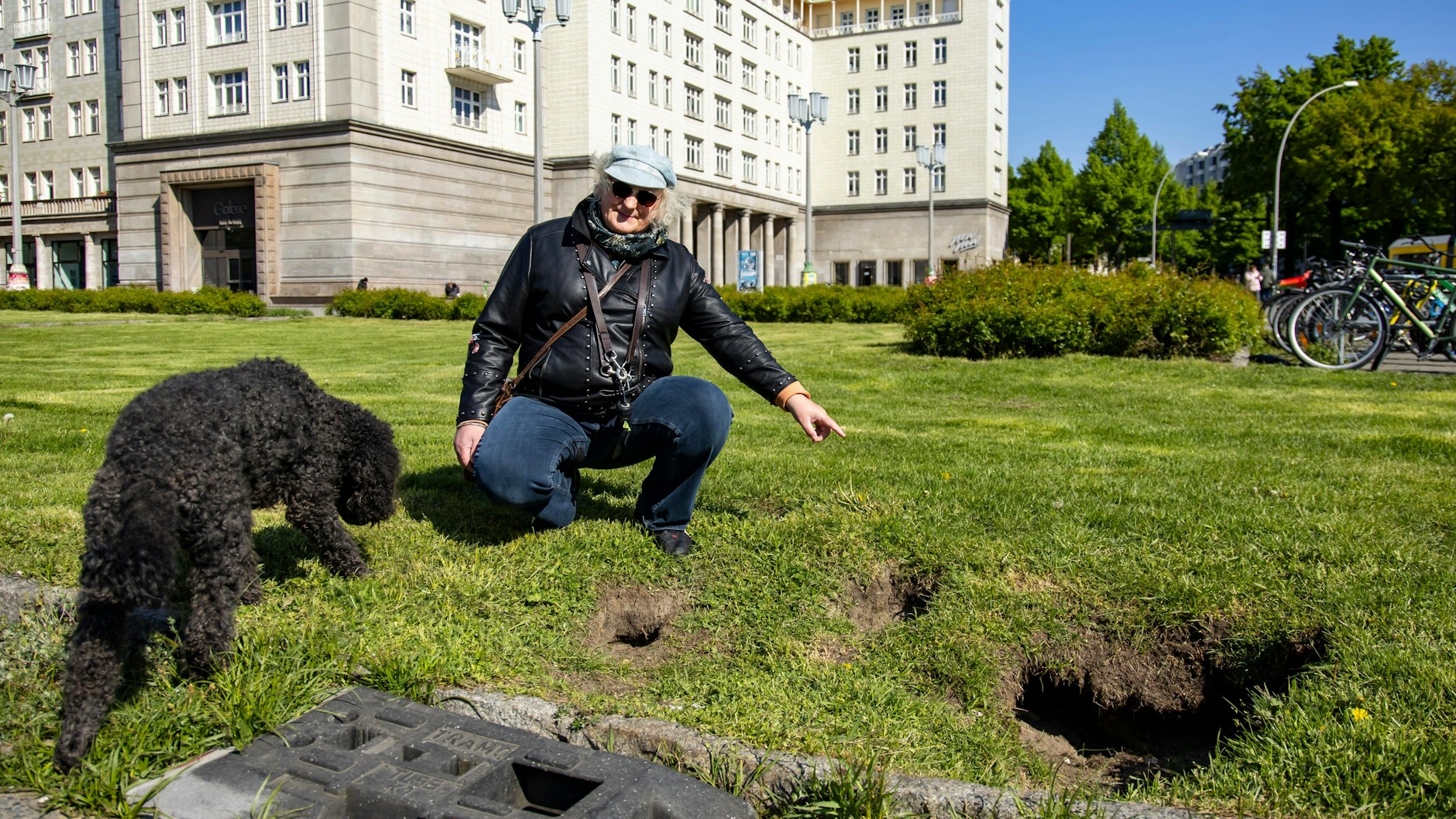 Die Anwohnerin Anja Eisbrenner zeigt Rattenlöcher auf der Wiese an der Karl-Marx-Allee nahe dem U-Bahnhof Frankfurter Tor.&nbsp;&nbsp;