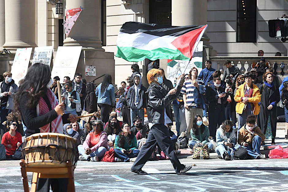Hunderte Studenten und pro-palästinensische Unterstützer versammeln sich an der Kreuzung vor der Woolsey Hall auf dem Campus der Yale University.