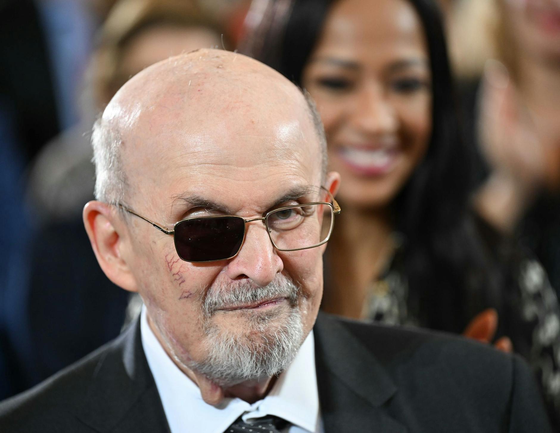 ARCHIV - Der britisch-indische Autor Salman Rushdie veröffentlicht heute sein jüngstes Buch «Knife», in dem er ein auf ihn verübtes Attentat und dessen Folgen literarisch verarbeitet.