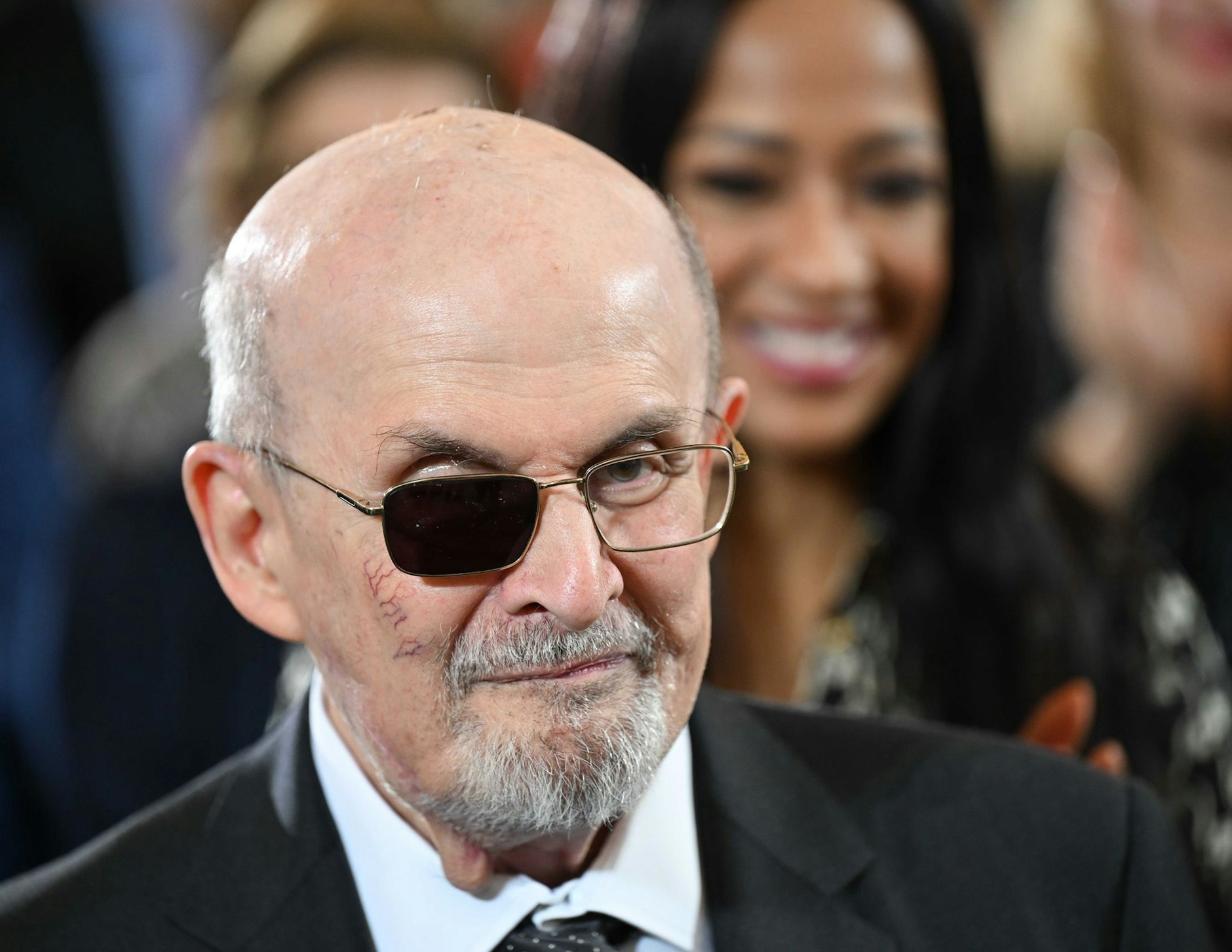 ARCHIV - Der britisch-indische Autor Salman Rushdie veröffentlicht heute sein jüngstes Buch «Knife», in dem er ein auf ihn verübtes Attentat und dessen Folgen literarisch verarbeitet.  