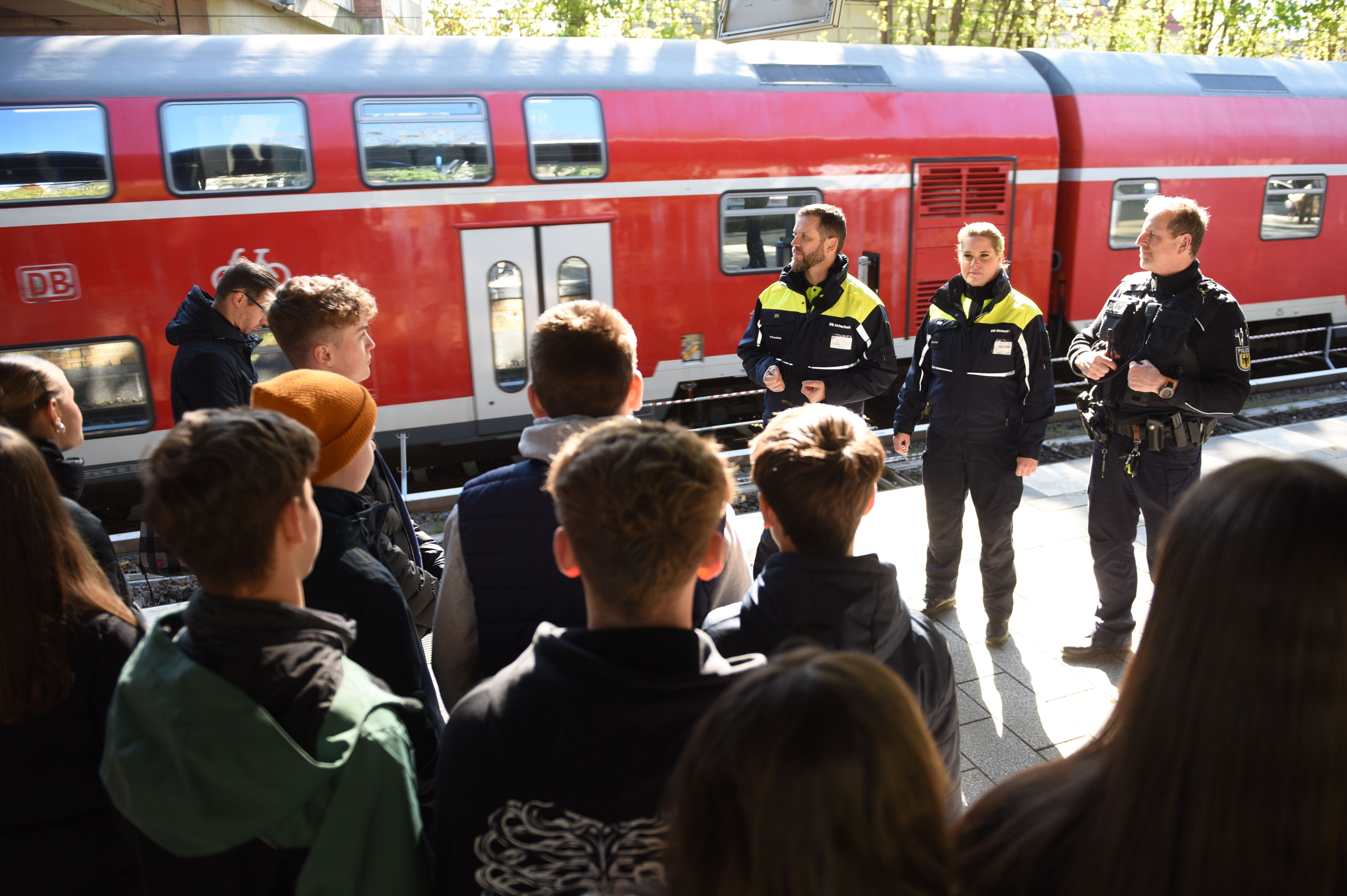 Gefahr am Bahnhof: Berliner Schülern wird gezeigt, wie man sich am Gleis richtig verhält?