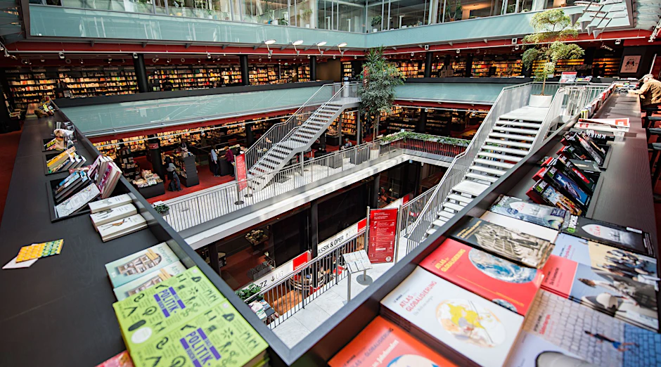 ARCHIV - Eine Verkaufsfläche des Kulturkaufhauses Dussmann in Berlin: Hier wurden Bücher beschädigt.  