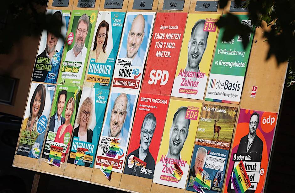 ARCHIV - Wahlplakate verschiedener Parteien für eine Landtagswahl.  