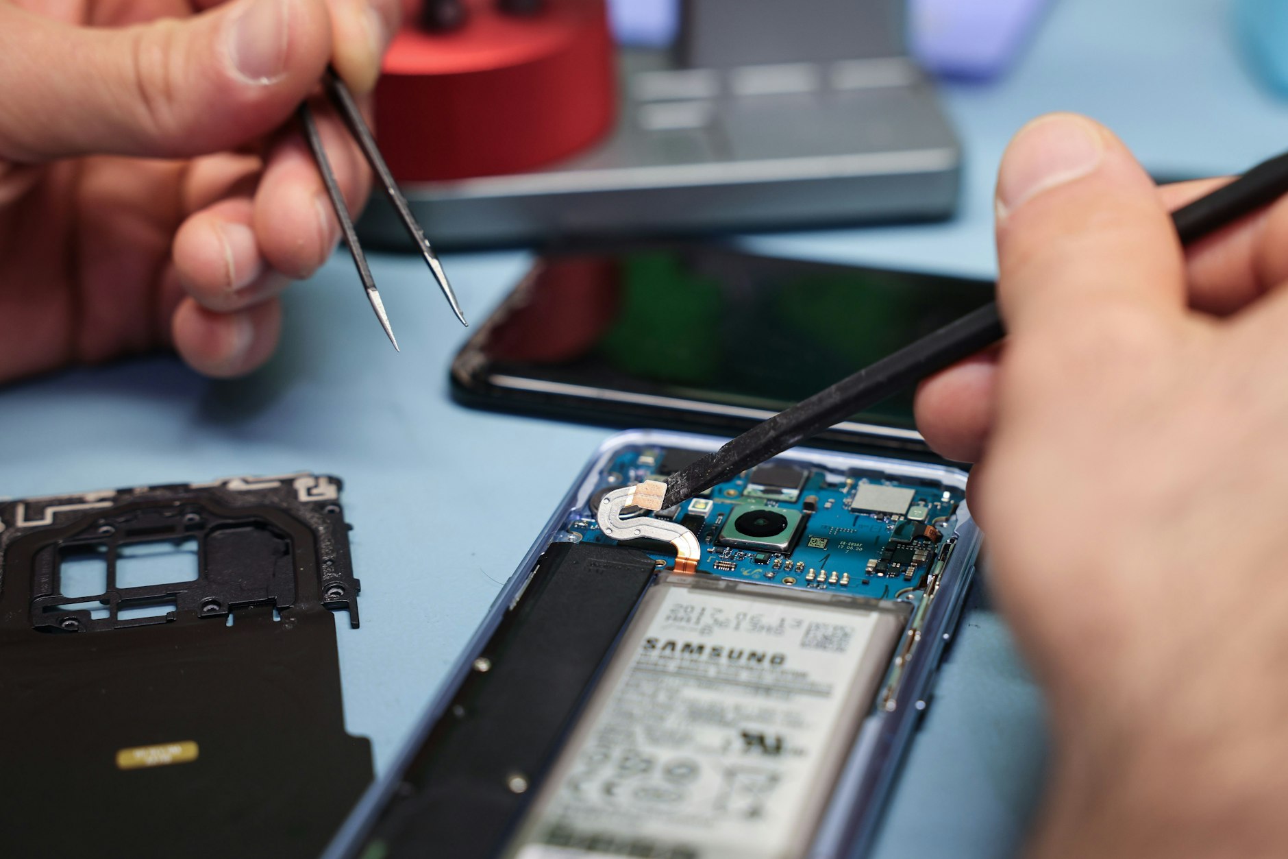 Ein Handy wird wieder fit gemacht. In der EU sollen Kunden das Recht haben, Geräte reparieren zu lassen. Durch die neue Regelung sollen Produkte länger genutzt und weniger Müll produziert werden. (Symbolbild).