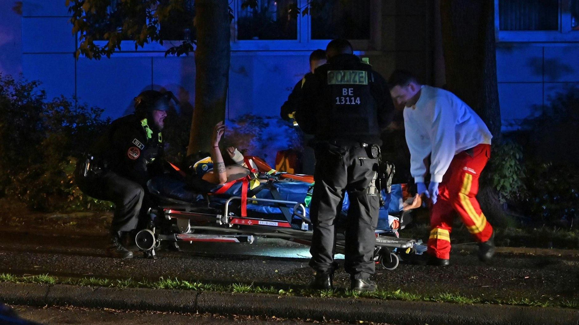 In Lichtenberg gab es in der Nacht zwei Schwerverletzte nach einer Auseinandersetzung in einer Wohnung.