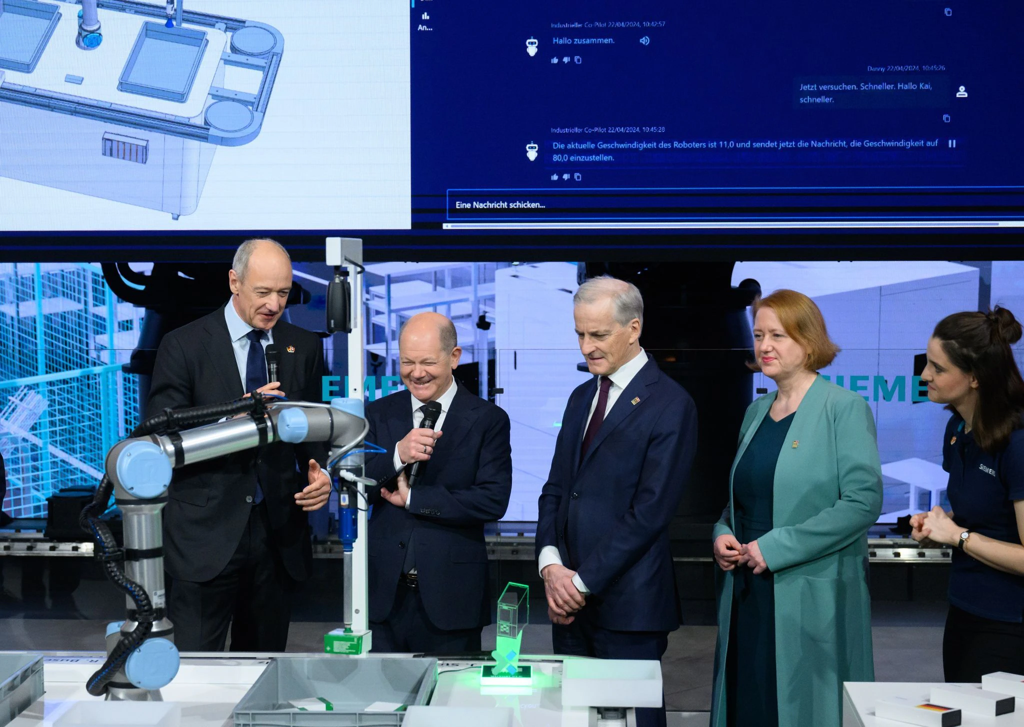 Bundeskanzler Olaf Scholz (SPD), Jonas Gahr Støre, Ministerpräsident von Norwegen und Bundesbildungsministerin Lisa Paus (Grüne) am Stand von Siemens. Links: Der CEO von Siemens, Roland Busch.  