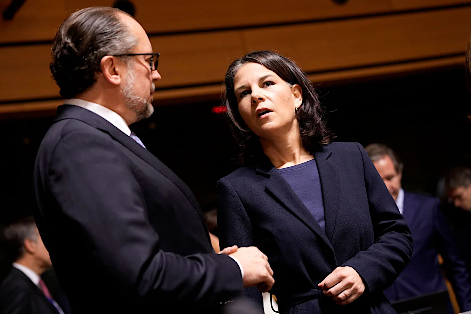ARCHIV - Bundesaußenministerin Annalena Baerbock und ihr österreichischer Amtskollege Alexander Schallenberg beim Treffen der EU-Außenminister in Luxemburg.  
