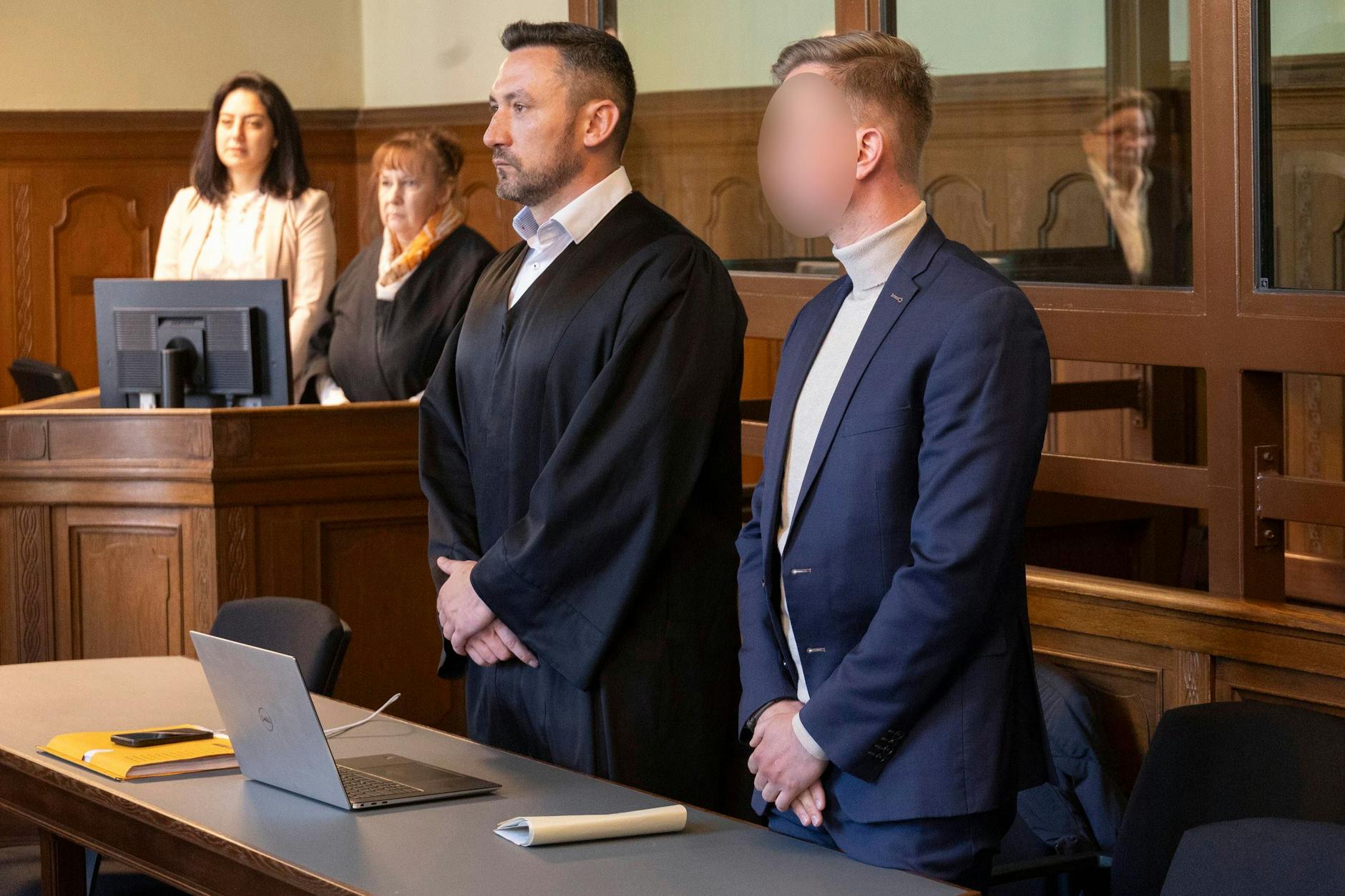 Der angeklagte IT-Chef Daniel S. steht neben seinem Verteidiger vor Gericht.