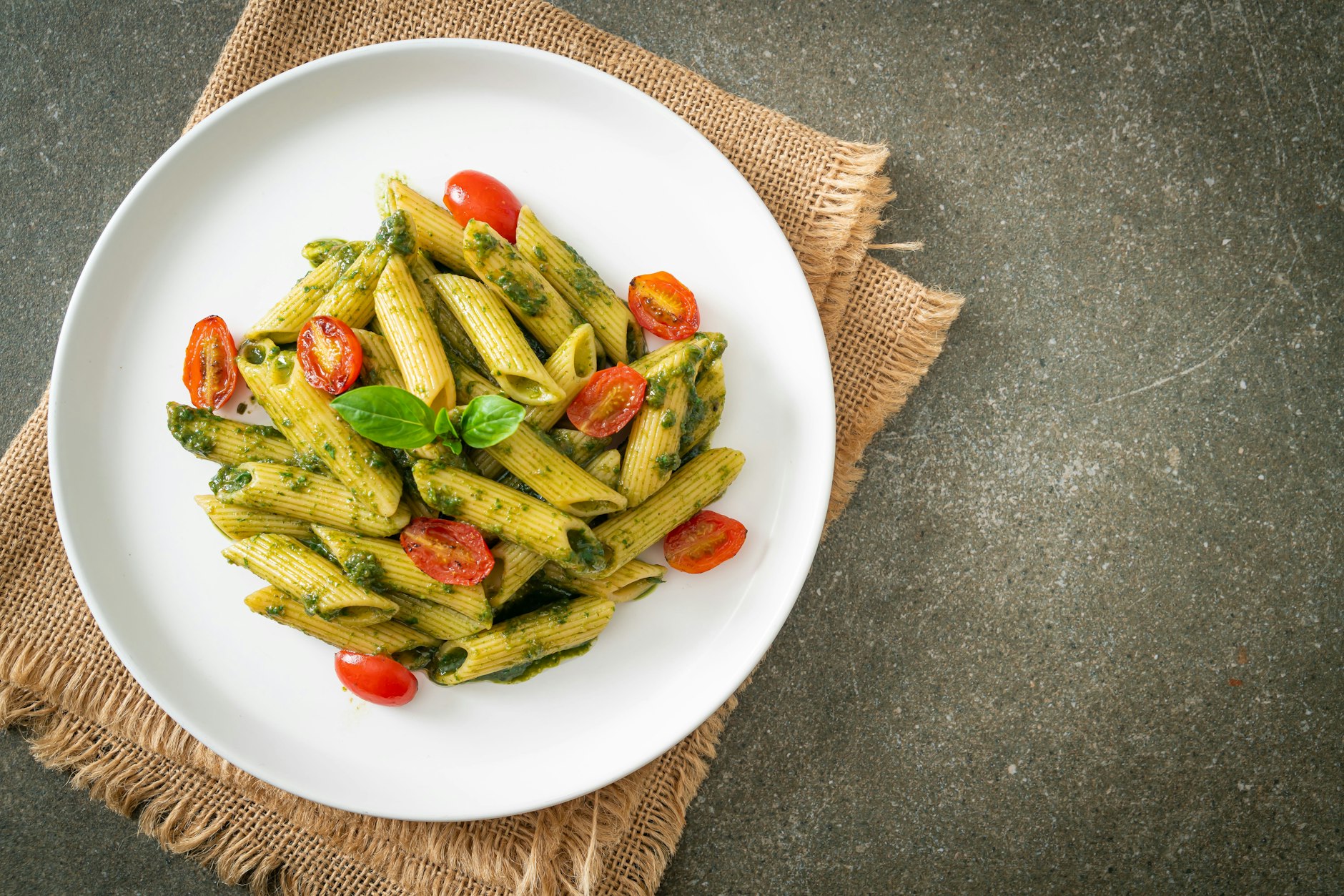 Nudelsalat mit Pesto ist leicht und passt gut zu einem Grillfest. Aber auch für ein schnelles Abendessen eignet sich das Gericht.&nbsp;