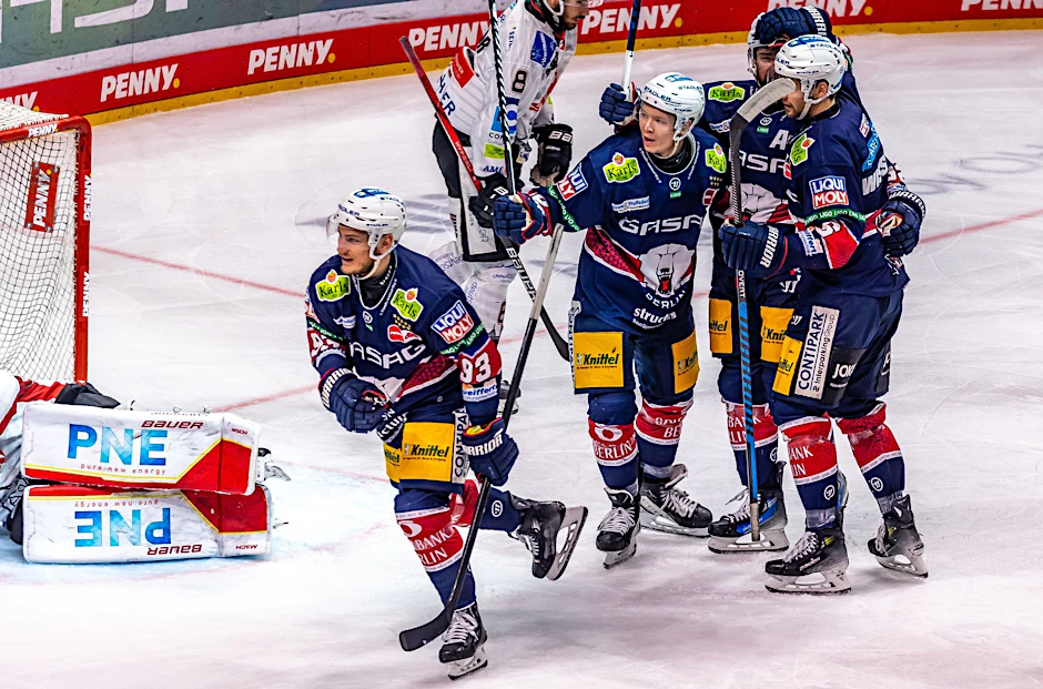 Die Berliner Leo Pföderl, Jonas Müller, Marcel Noebels und Kai Wissmann (l-r) jubeln nach einem Treffer.  