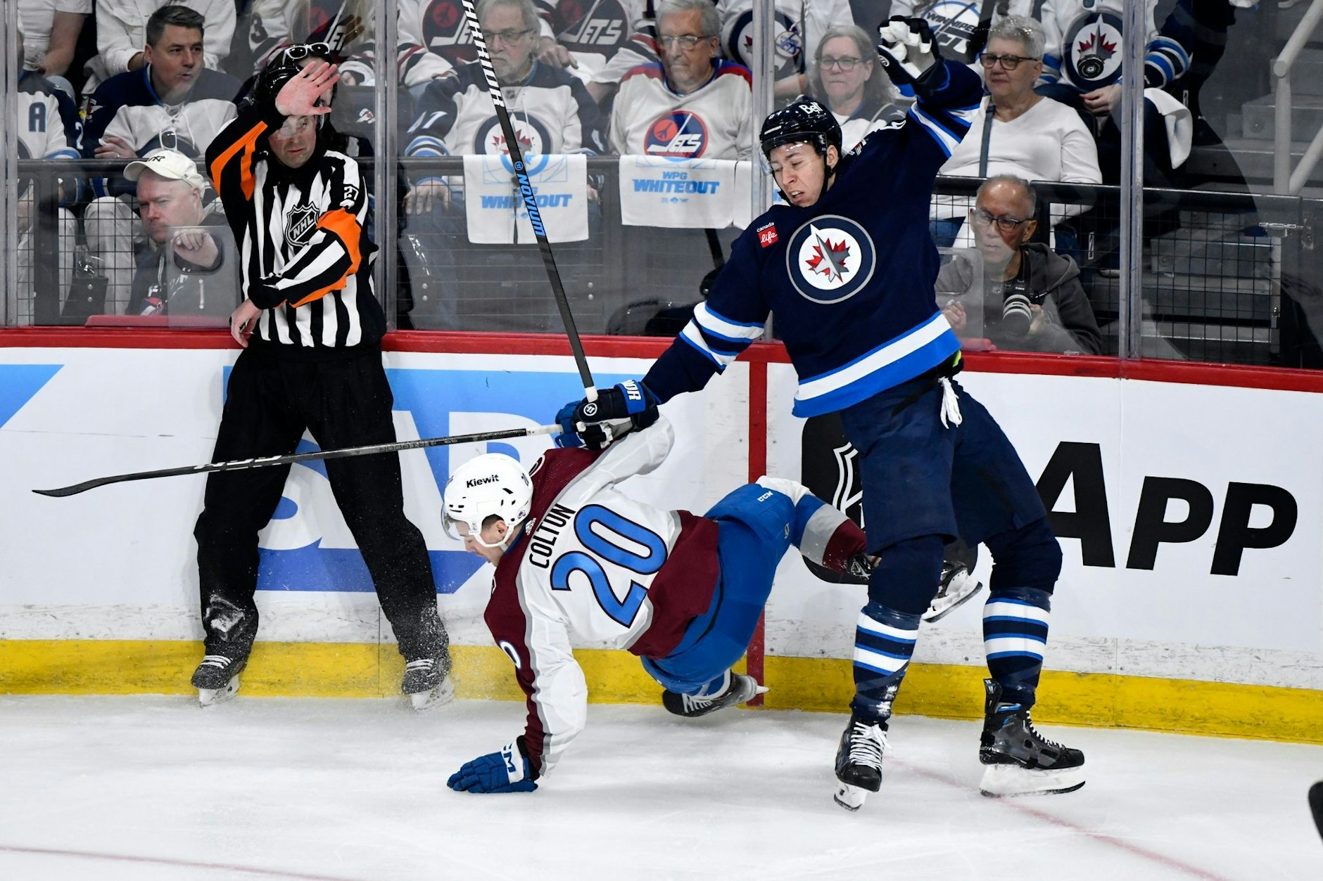 Vorsicht rutschig: Ross Colton (20) von Colorado Avalanche kollidiert mit Logan Stanley (64) von den Winnipeg Jets. ss/AP/dpa