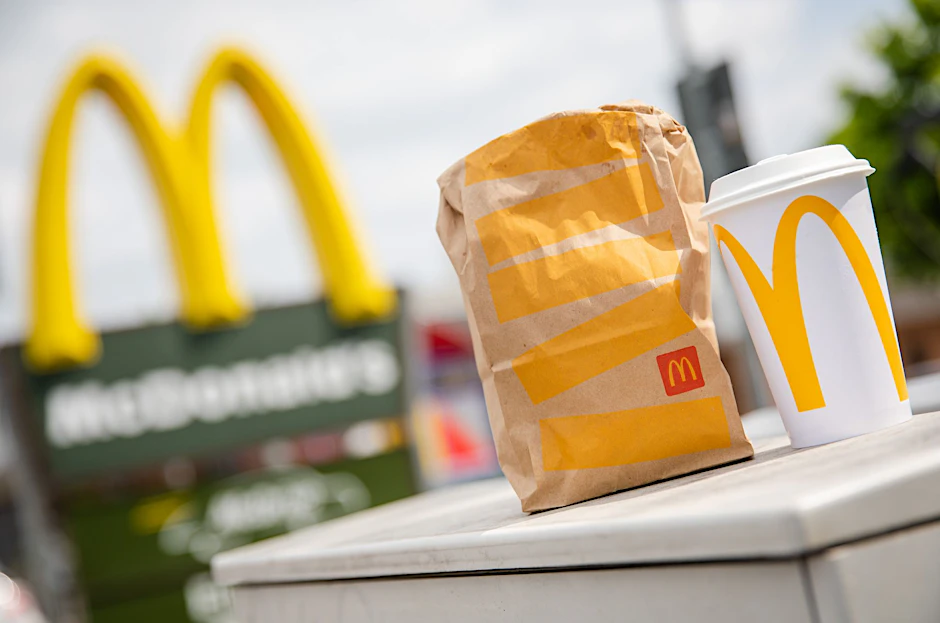 ARCHIV - Vergangenes Jahr sind mehr Menschen zu McDonald