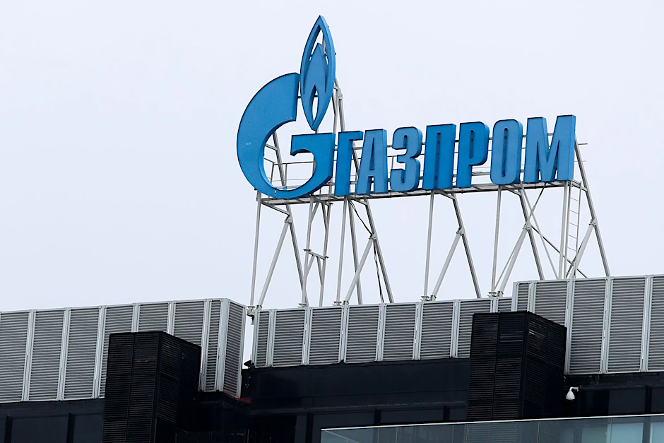 ARCHIV - Gazprom-Logo auf einer Niederlassung des russischen Staatskonzerns in St. Petersburg.  