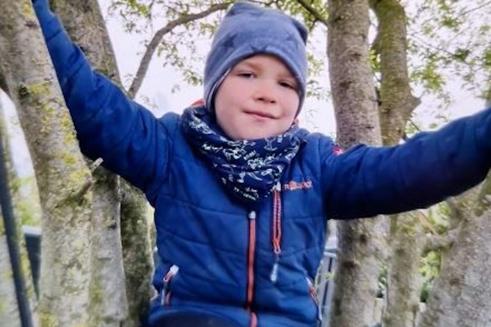 Mit diesem Foto sucht die Polizei nach dem vermissten Jungen Arian. Das Kind ist Autist und reagiert nicht auf Ansprache, wie es von der Polizei hieß.&nbsp;