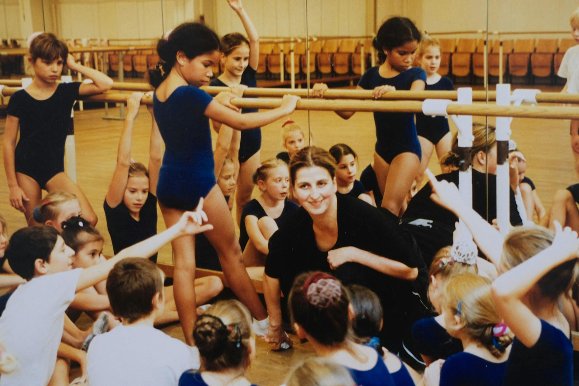 Seit 40 Jahren im neuen Friedrichstadt-Palast: Christina Tarelkin mit den Kindern des jungen Ensembles in den 90er-Jahren im Ballettsaal. Heute ist sie die Direktorin der Nachwuchs-Truppe.