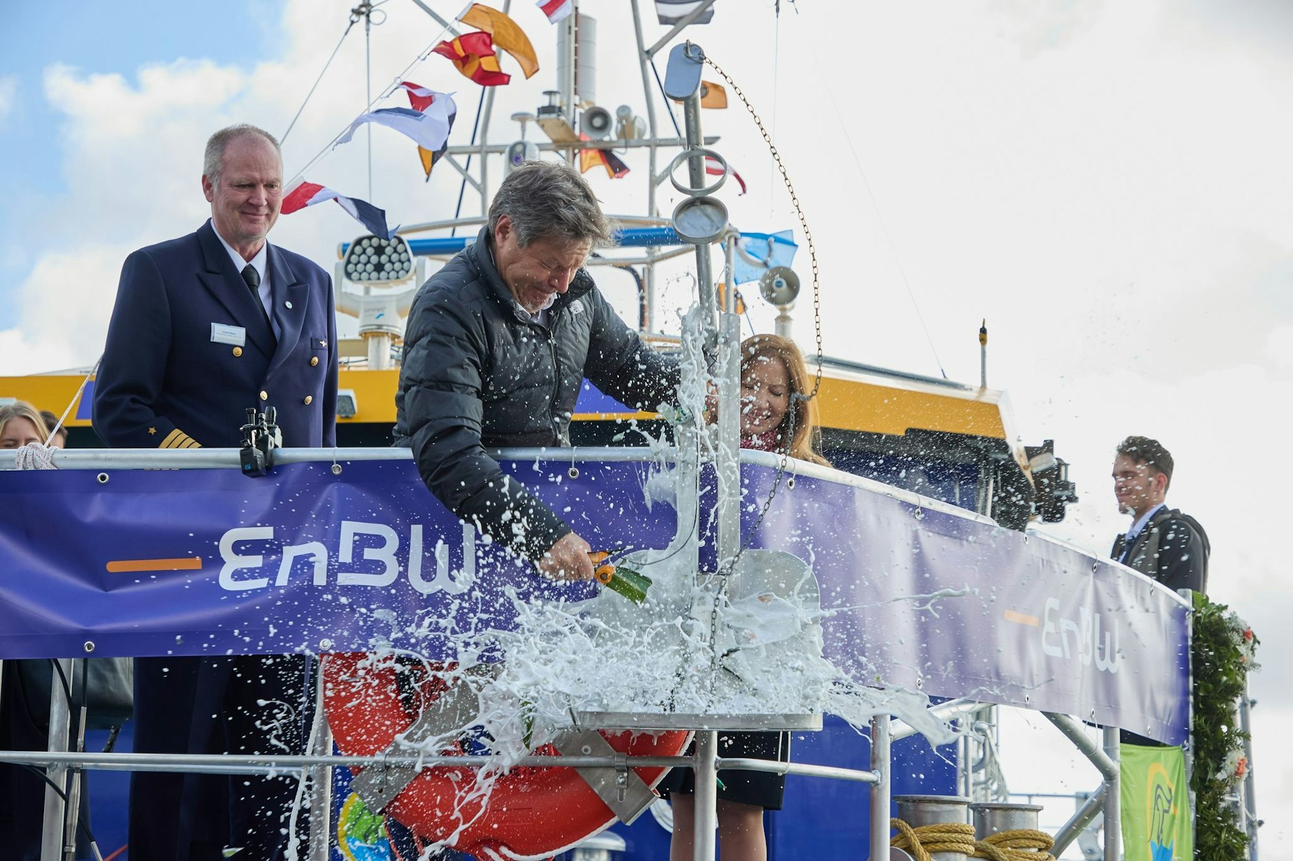 Bundeswirtschaftsminister Robert Habeck (Grüne) tauft ein neuartiges Transferschiff am Pierspeicher Kappeln auf den Namen «Impulse».