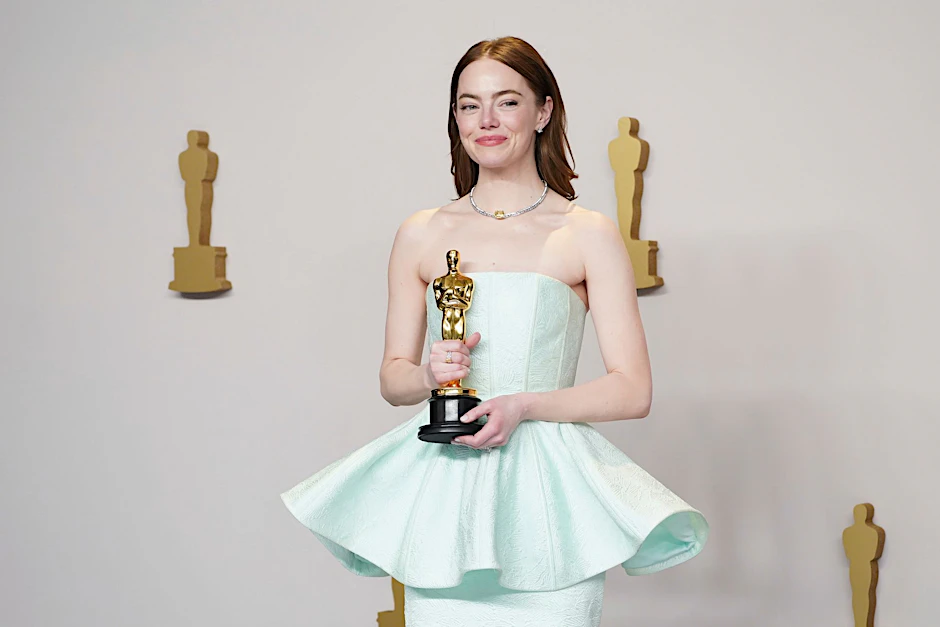 ARCHIV - Emma Stone posiert stolz mit ihrem Preis.  pa